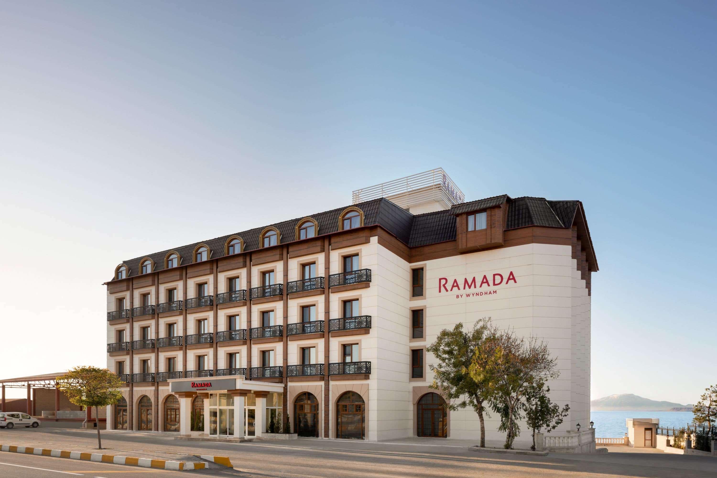 Ramada By Wyndham Van Eksteriør bilde